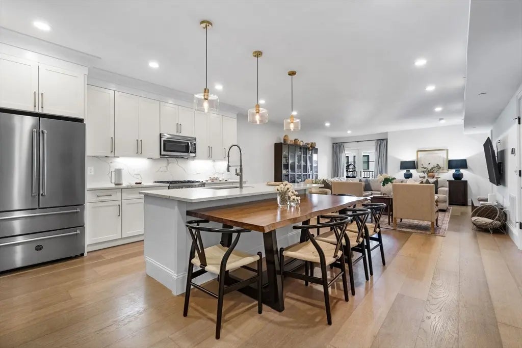 258-260 W 3rd St #1, Boston