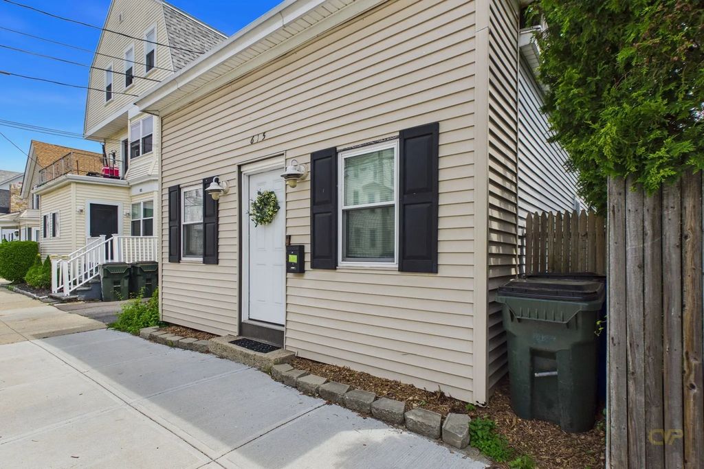 615 Robeson St, Fall River