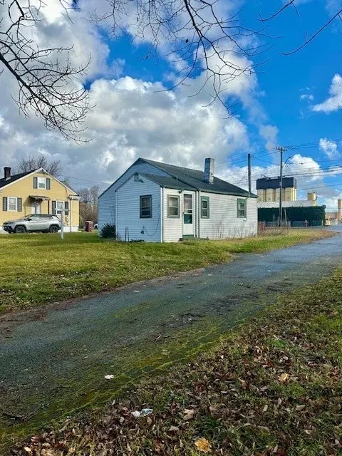 91 S Main St, Acushnet