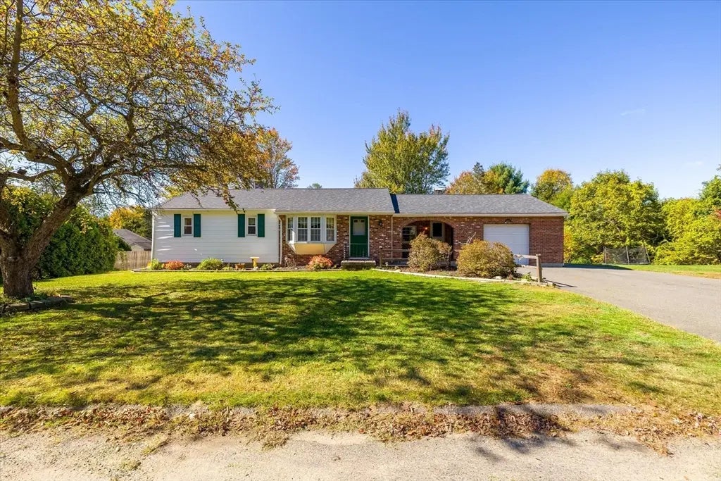 10 Emond Ave, Montague