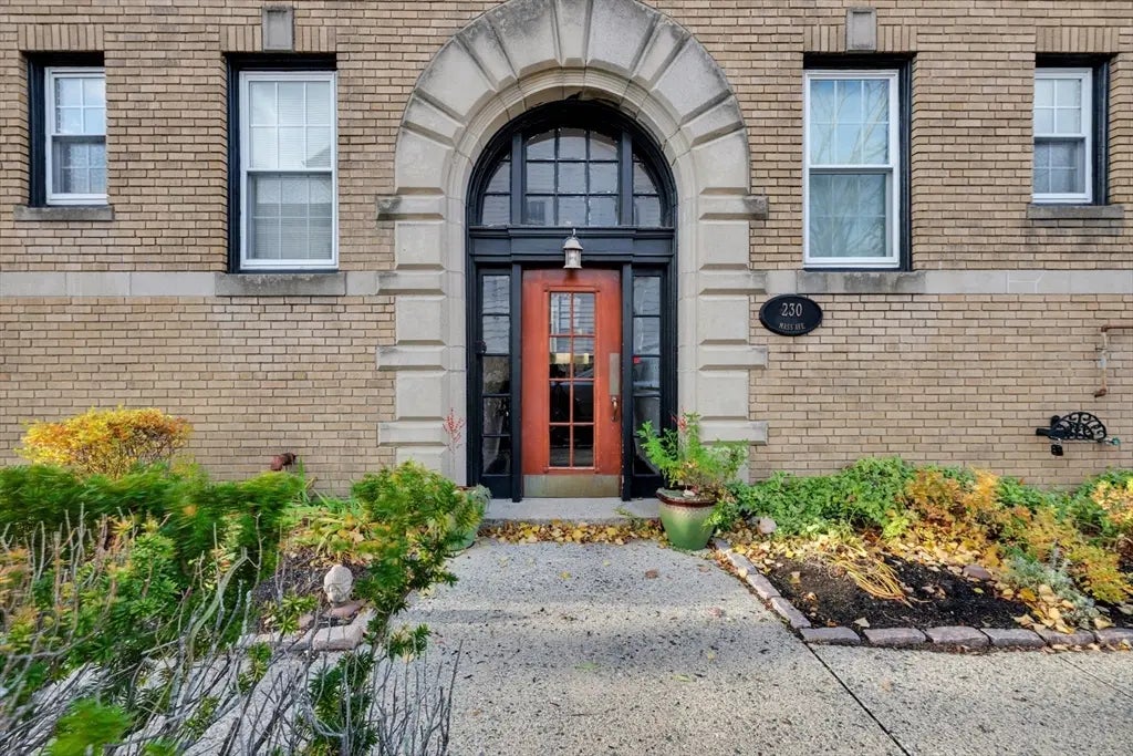 230 Massachusetts Ave #6, Arlington
