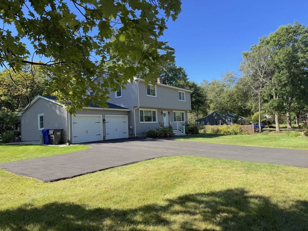 52 Stagecoach Rd, Amherst