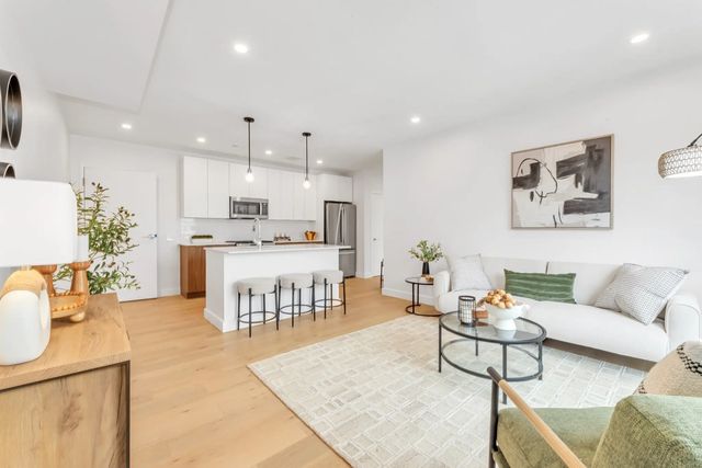 3992 Washington St #204, Boston