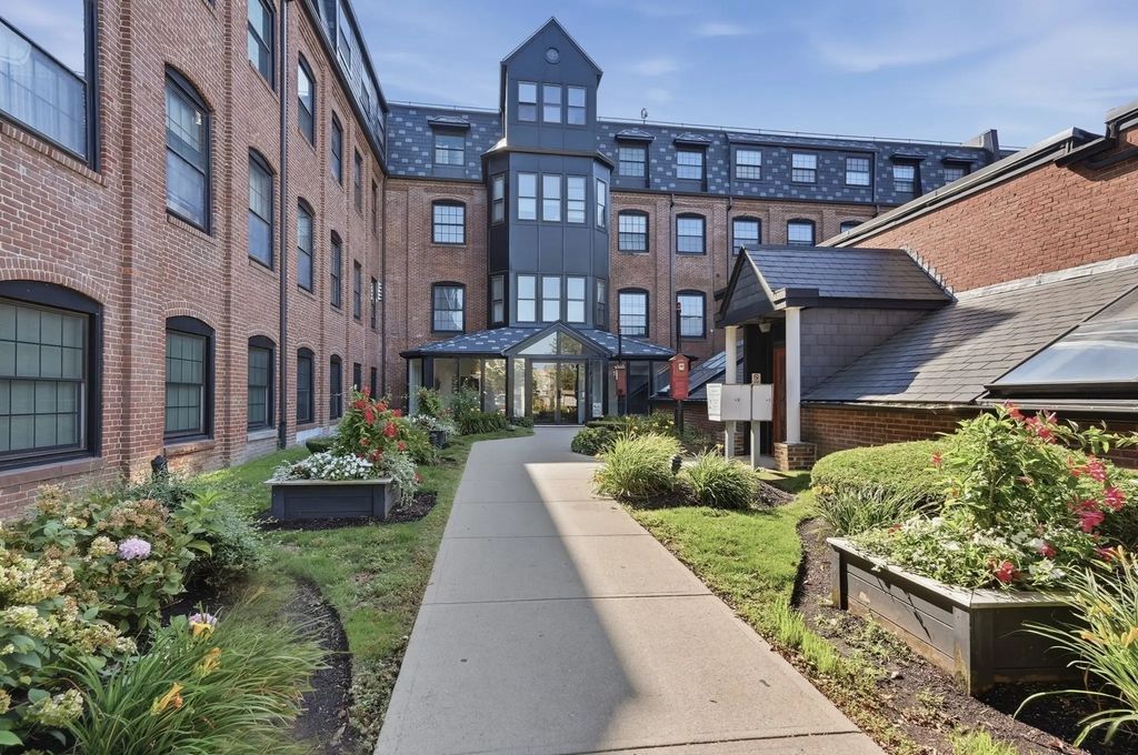 21 Linden St #421, Quincy