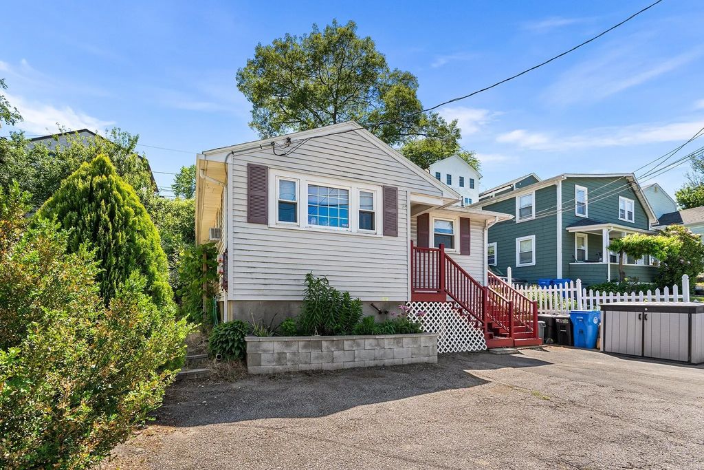 104 College Farm Rd, Waltham