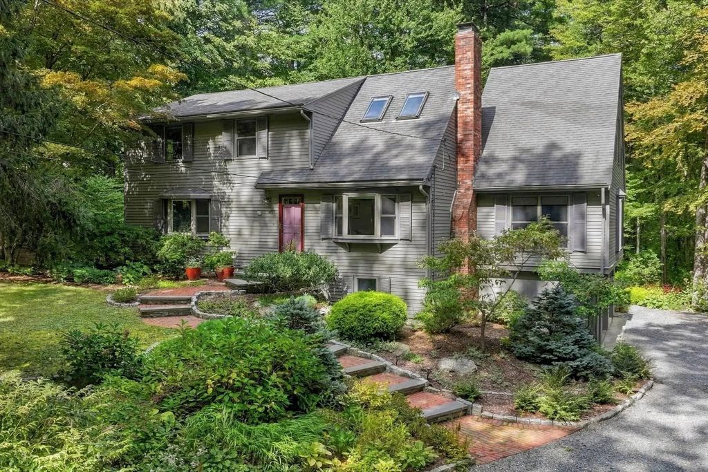 52 W Elm St, Hopkinton