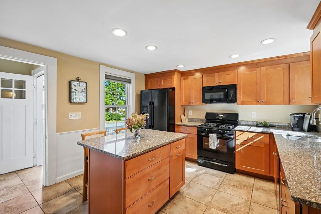 18 Highland Ave, Chelmsford