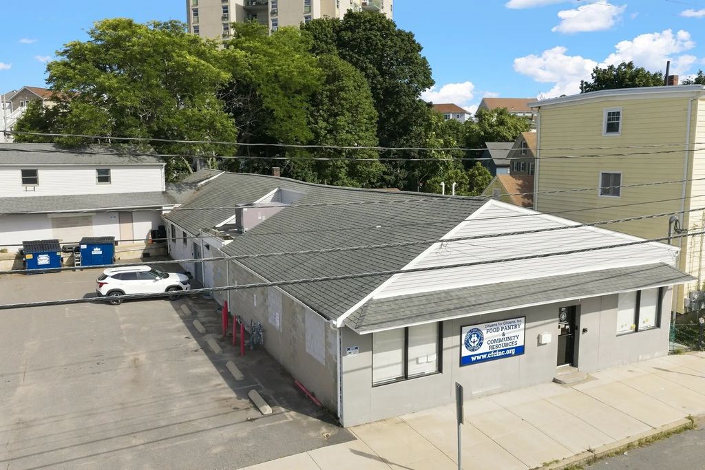 822 Eastern Ave, Fall River