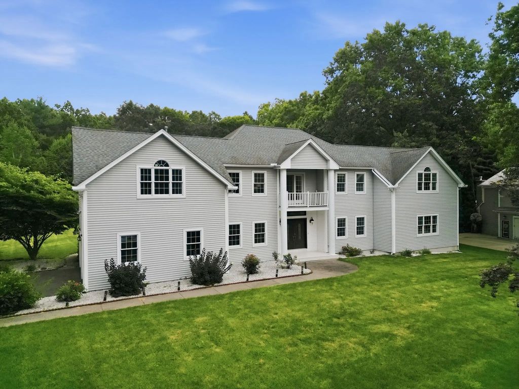 20 Raymond Cir, Westfield