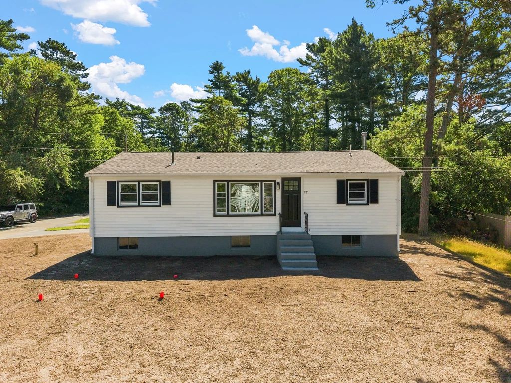 97 Plymouth Ave, Wareham