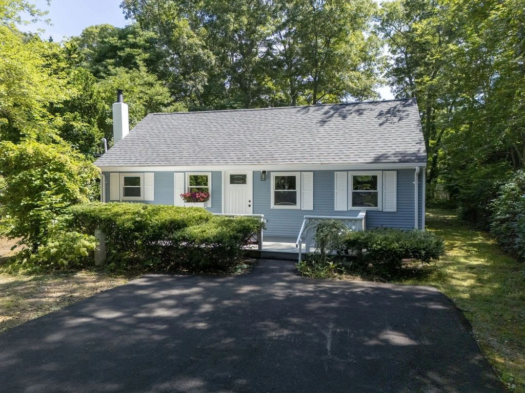 46 Lake Shore Dr, Falmouth