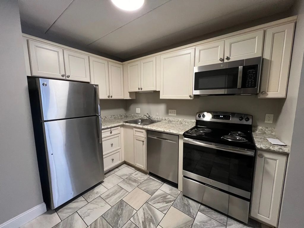 4 Hawes St #11, Revere