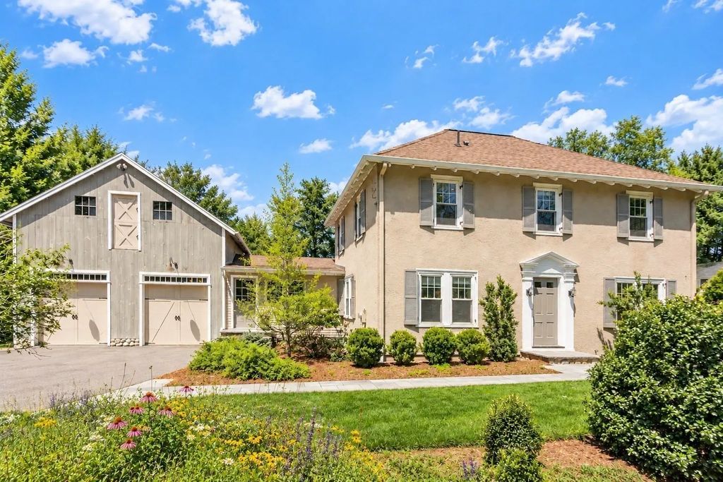696 Main St, Concord