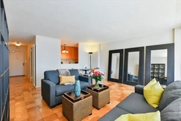 2 Hawthorne Place #14l, Boston