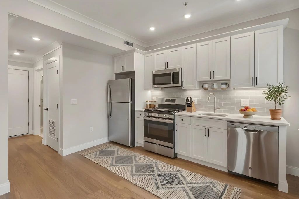 191 Porter St #4, Boston