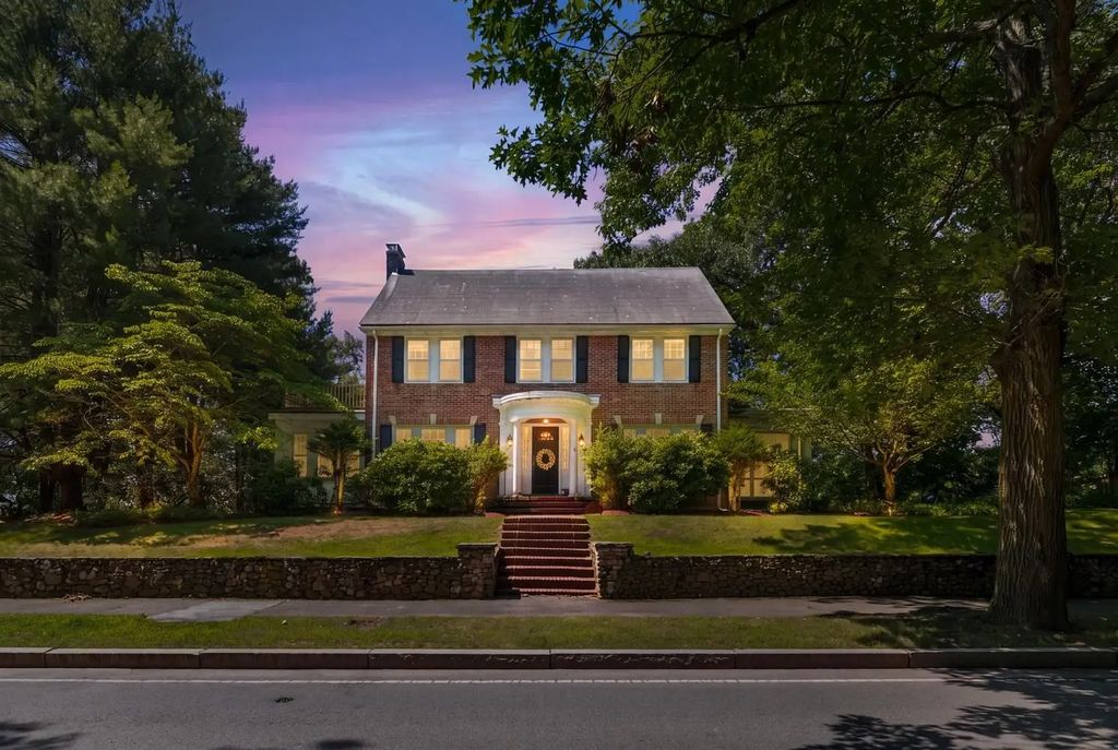 114 South Border Road, Medford