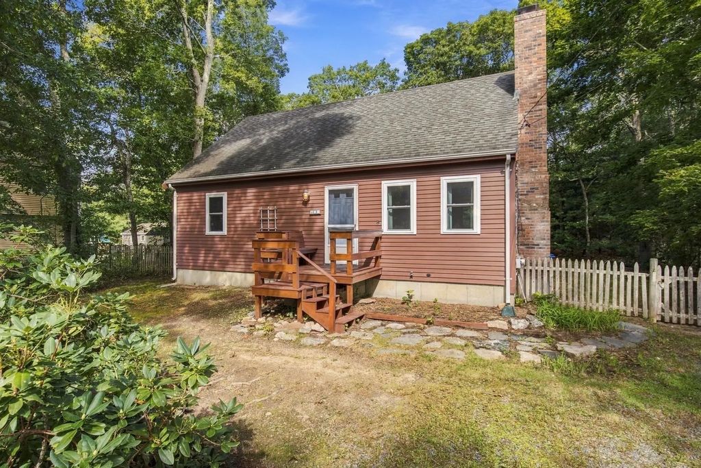 35 Pinecrest Beach Dr, Falmouth