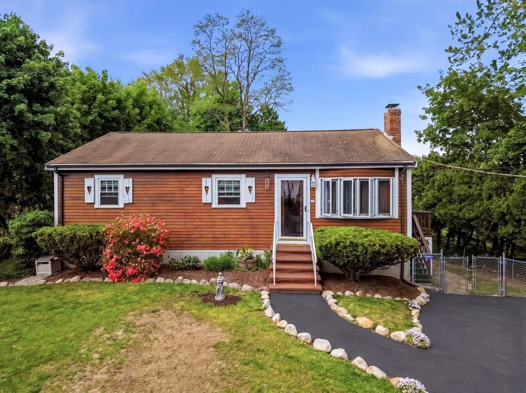 33 Quincy St, Holbrook