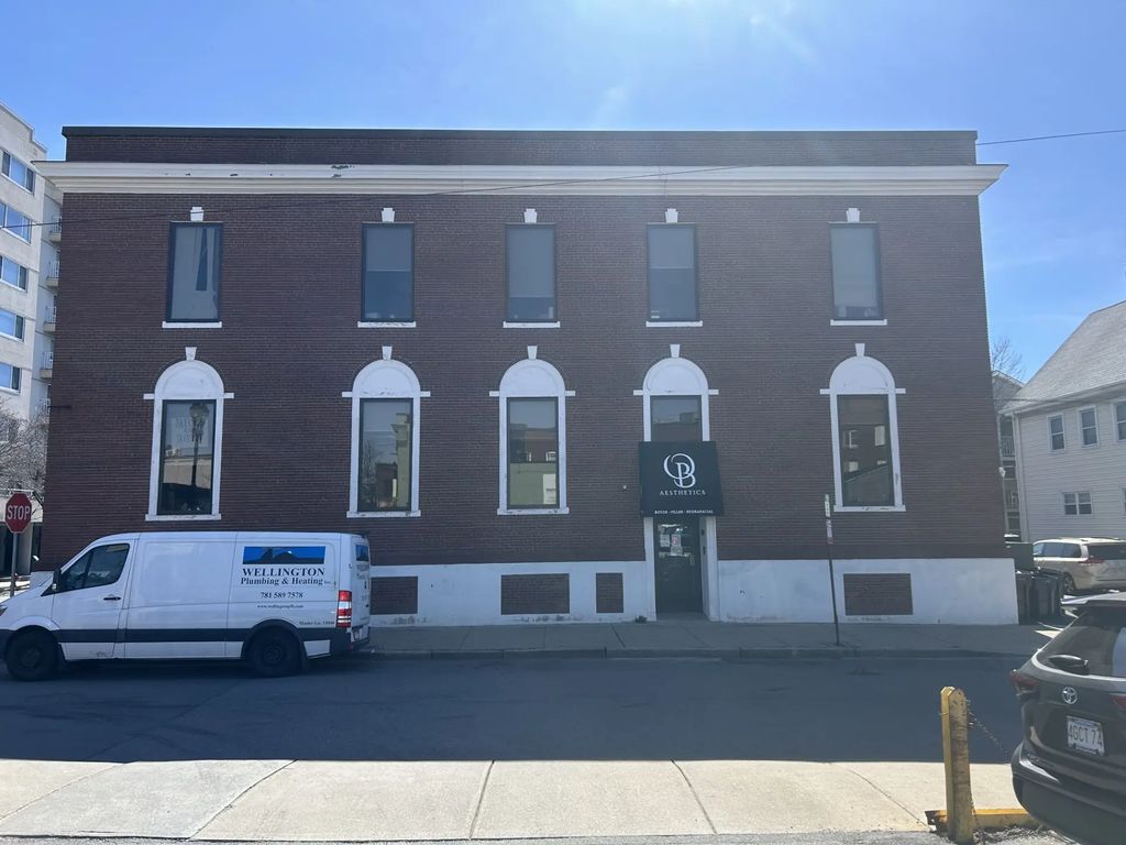 6 Victoria, Everett