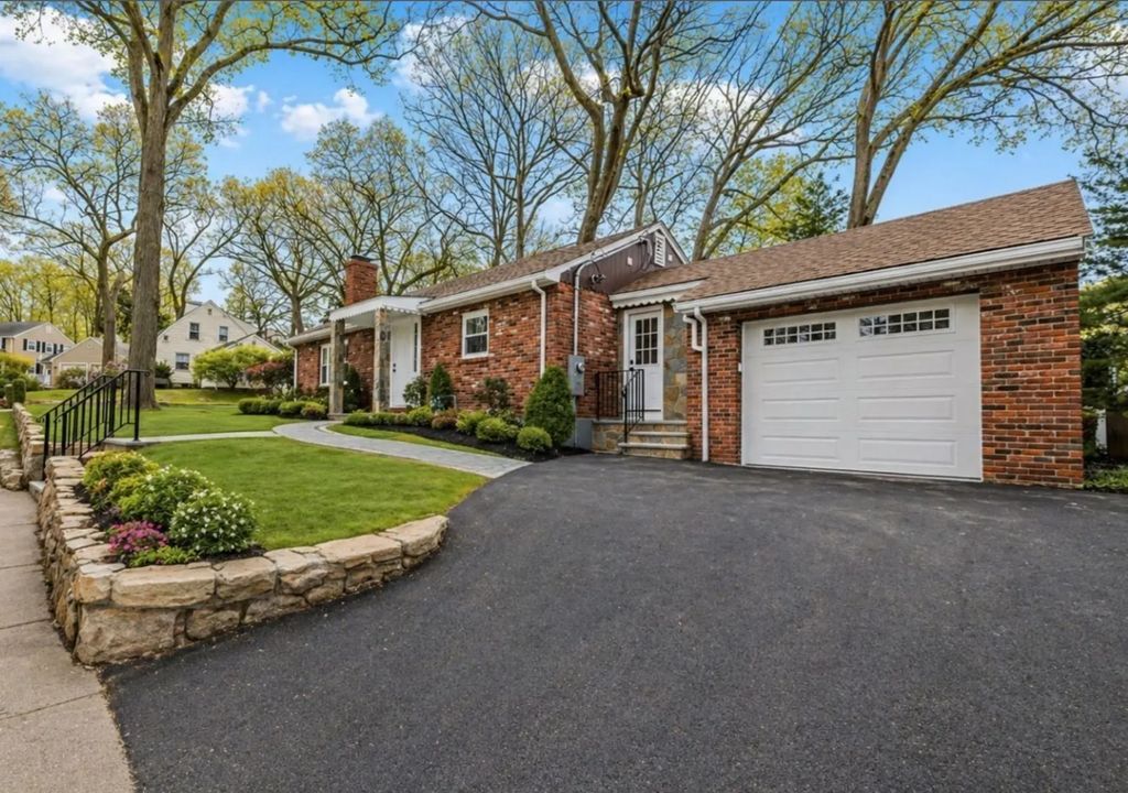 78 Windemere Cir, Braintree
