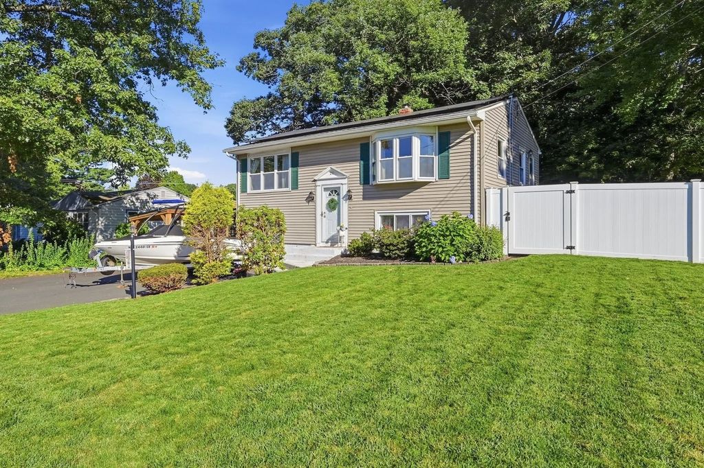 21 Circuit Ave, Ludlow