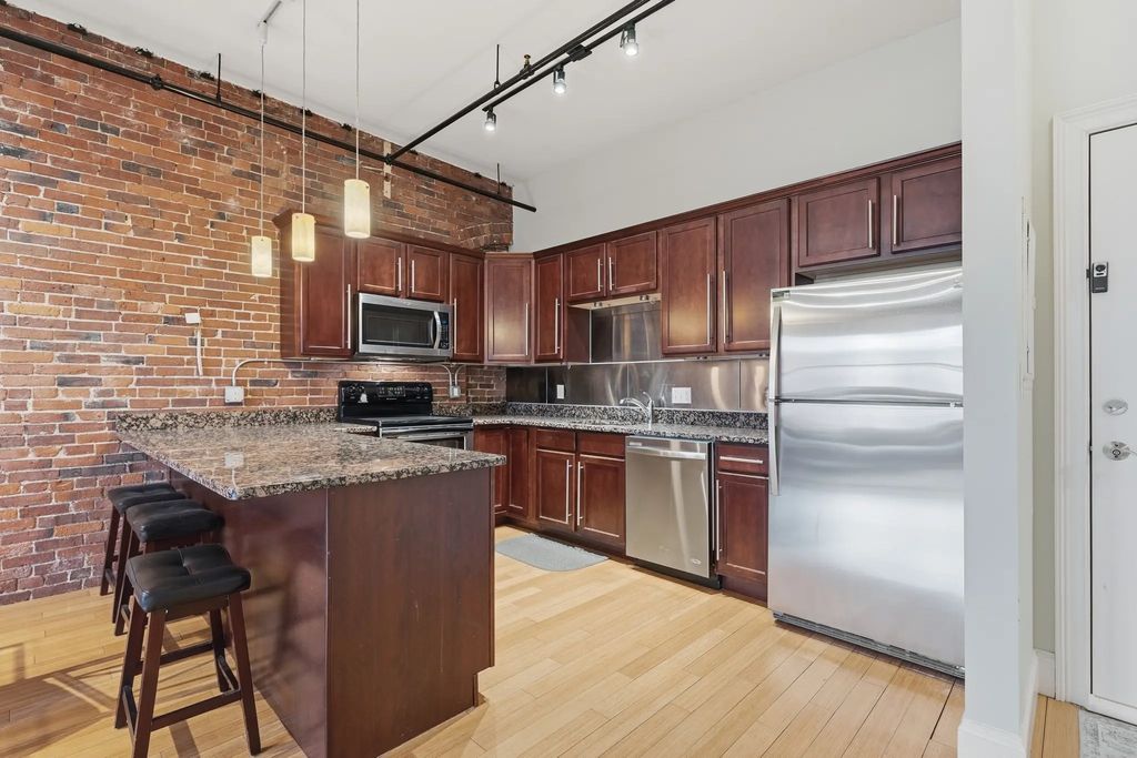 61 Market St #3a, Lowell