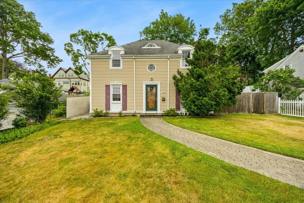 749 High St, Fall River