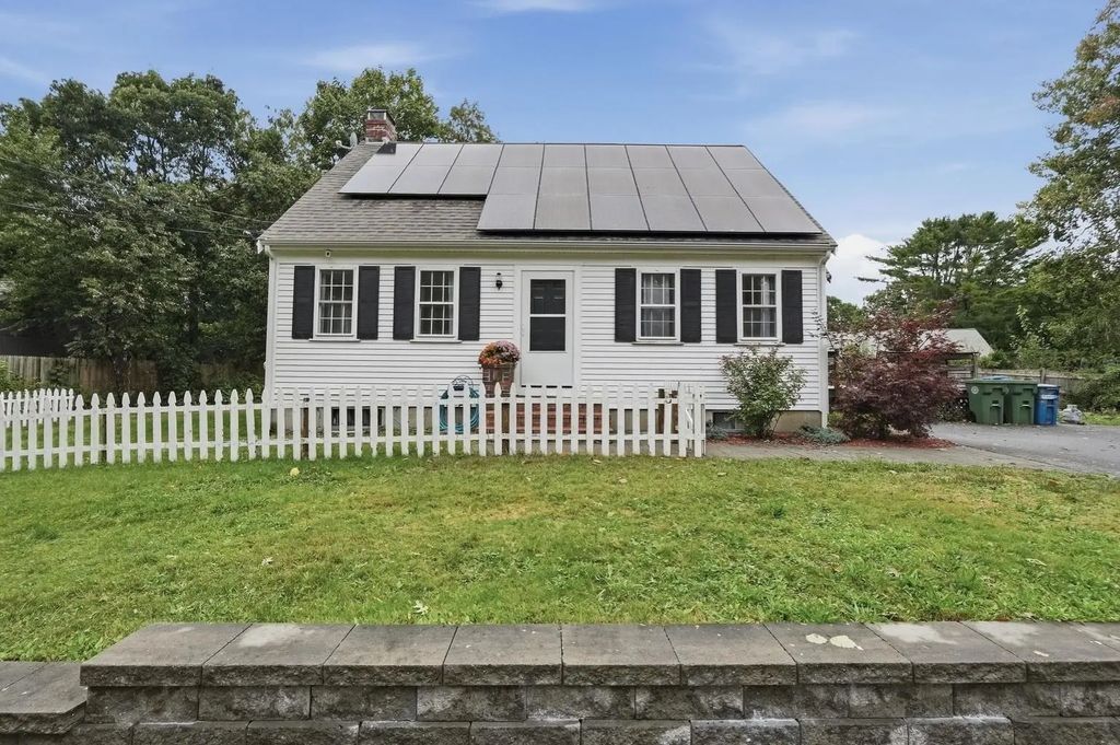 19 Louise Ln, Falmouth