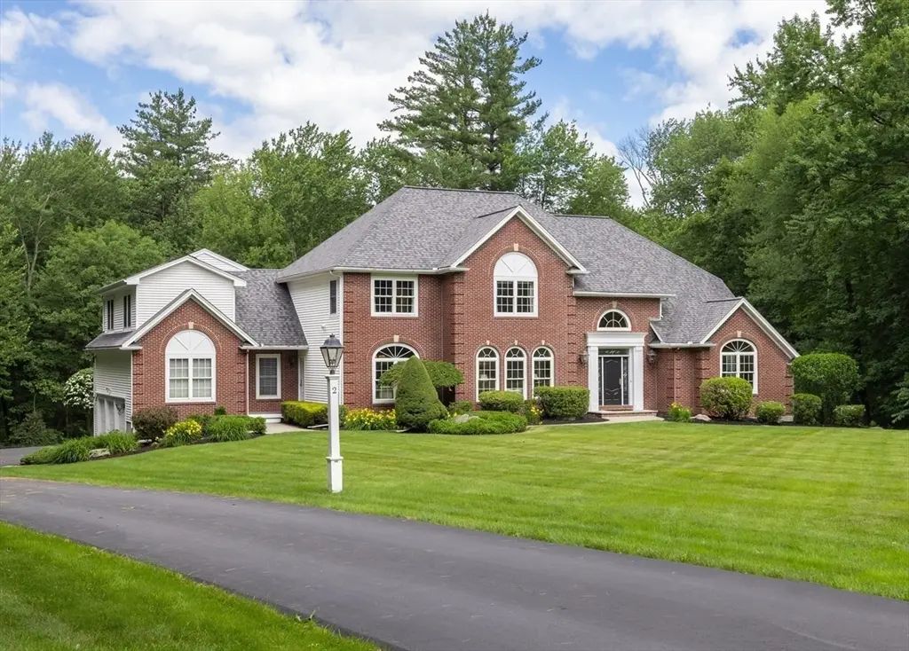 2 Eden Cir, Westborough