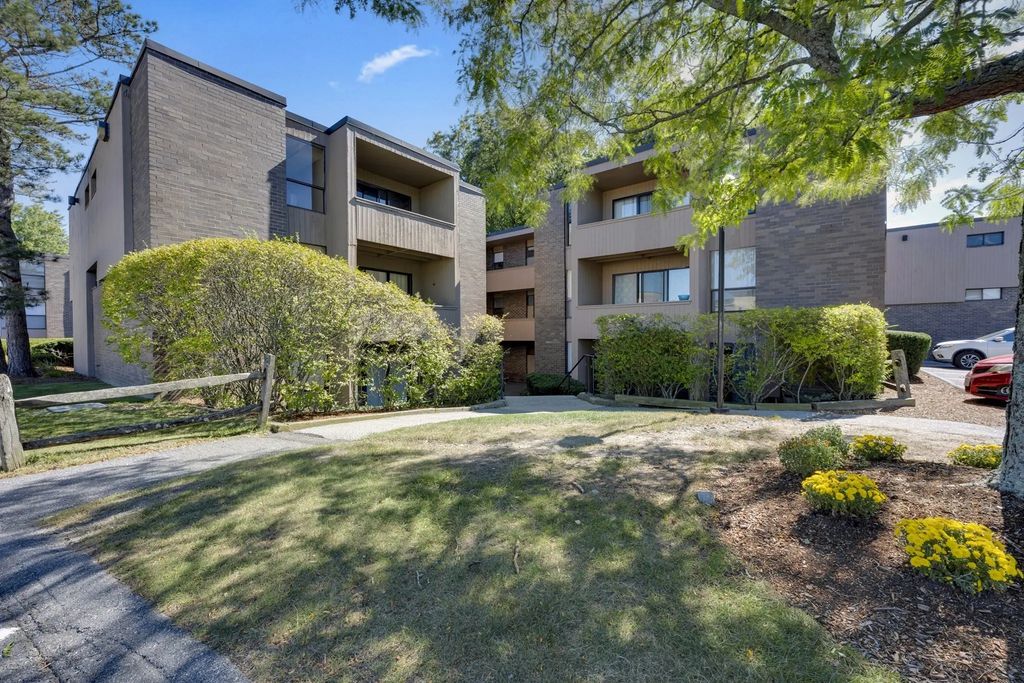 12 Shrewsbury Green Dr #c, Shrewsbury