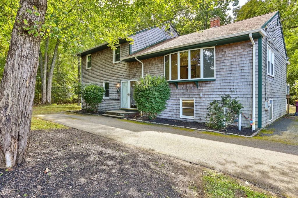 6 Mapleton St, Acushnet