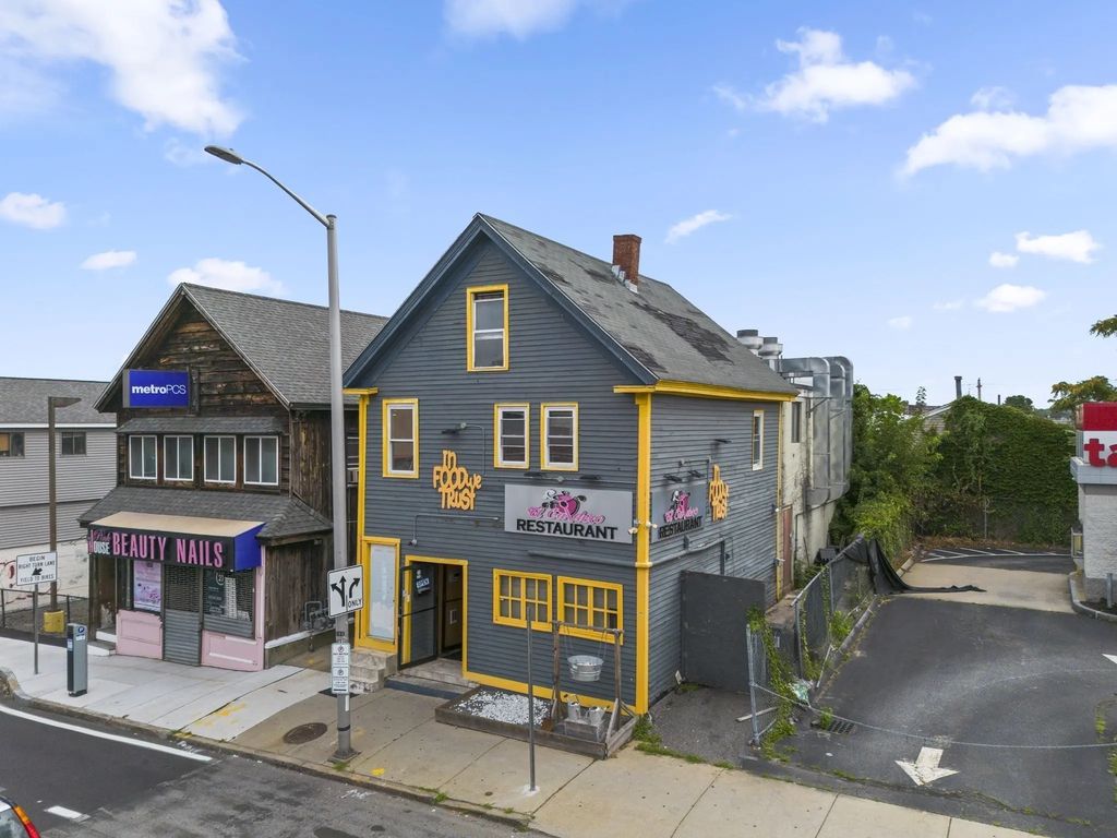 32-34 S Broadway, Lawrence