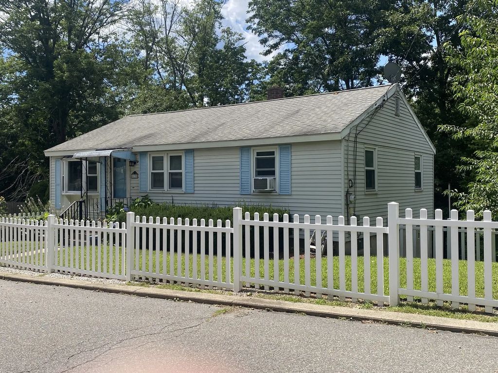 19 Blossom Street, Clinton