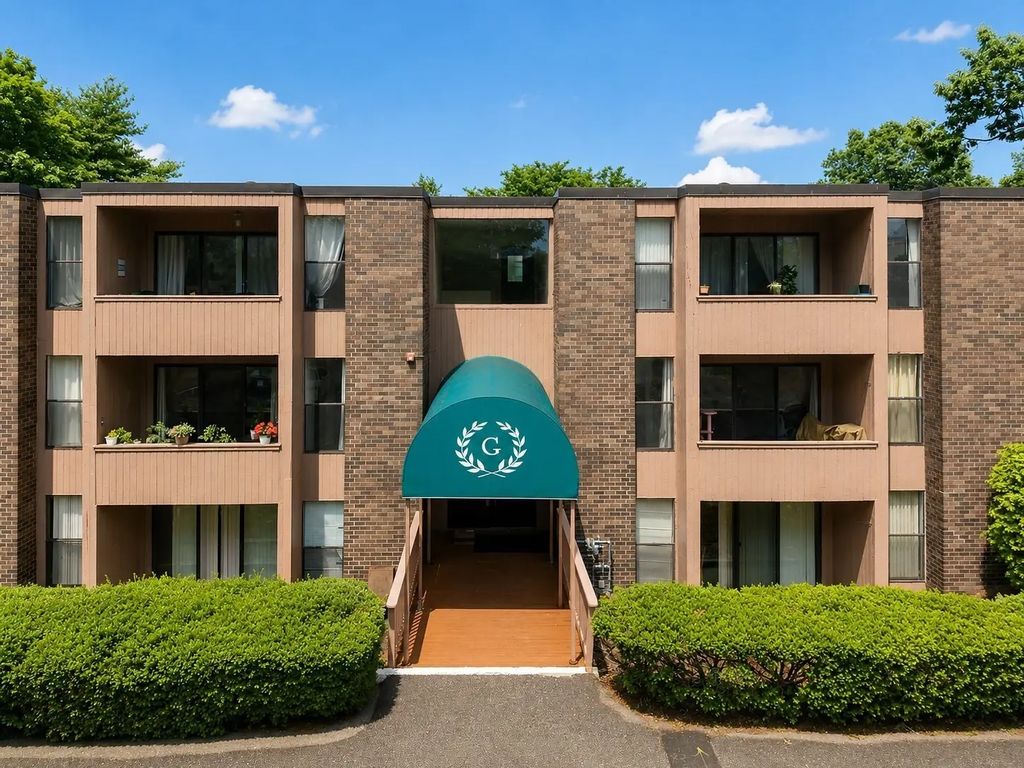 30 Shrewsbury Greens Dr #g, Shrewsbury