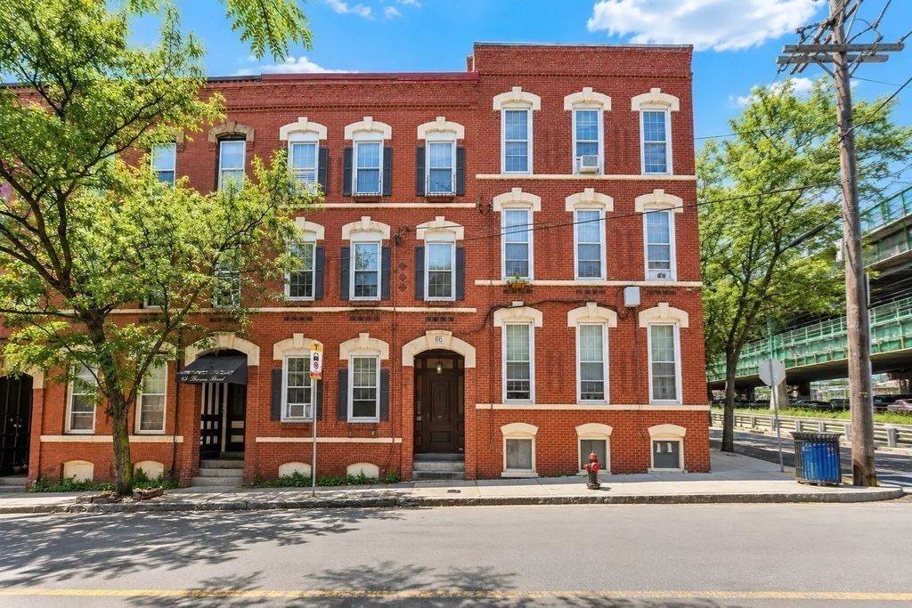 66 Beacon St #1, Chelsea
