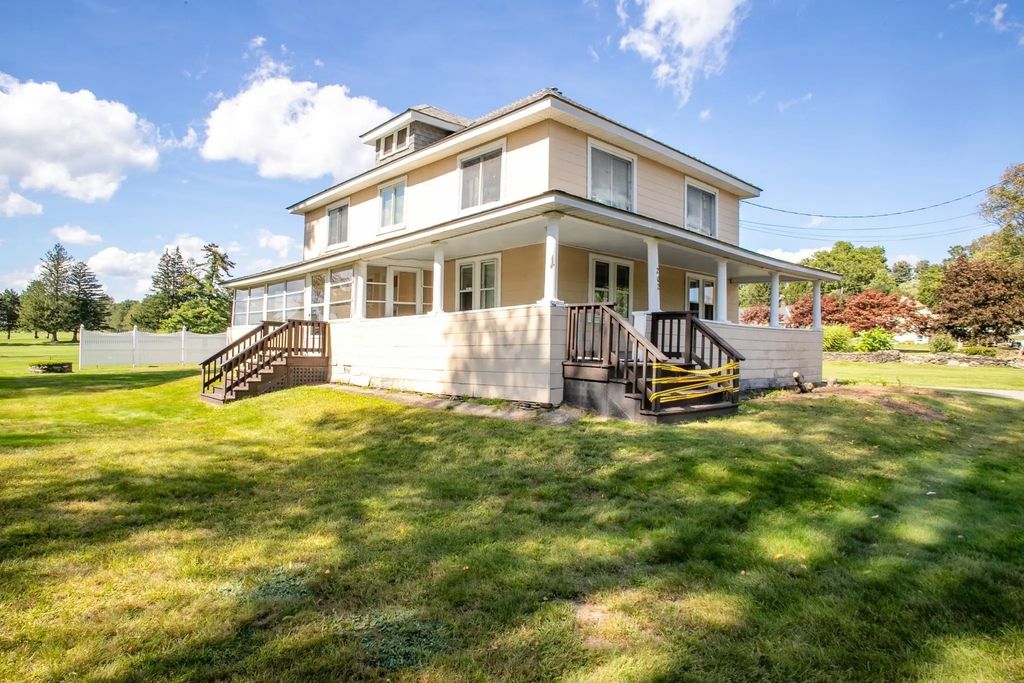 202 Pierce St, Leominster