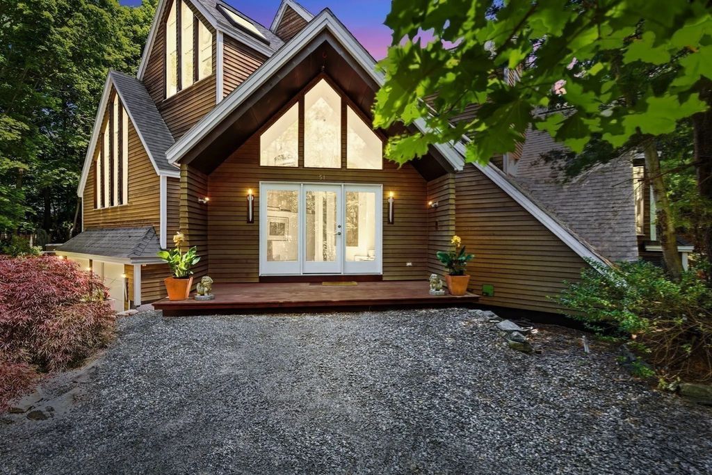 51 Deer Path, Hudson