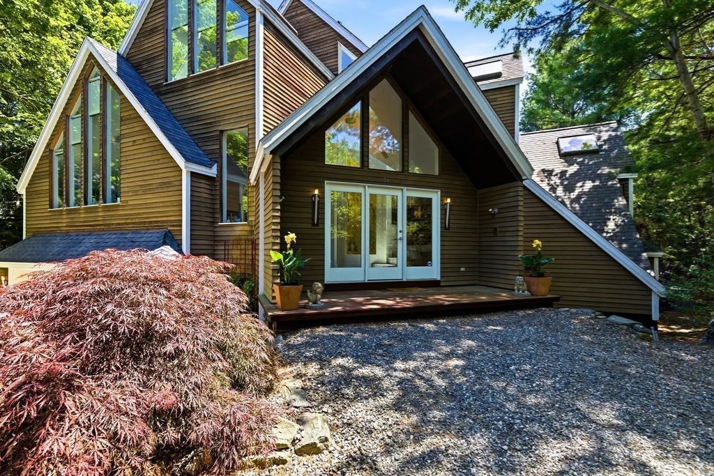 51 Deer Path, Hudson