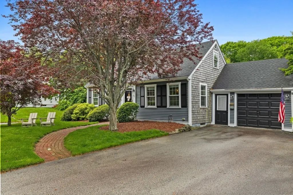 221 Central St, Hingham