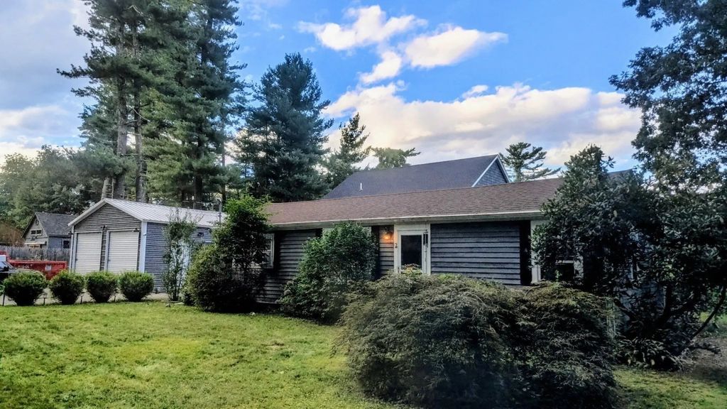 2 Pilgrim Rd, Lakeville