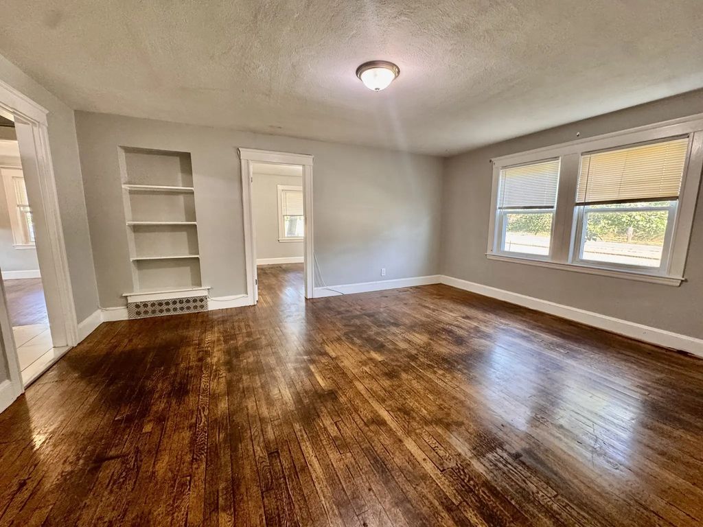 4907 Washington St #1r, Boston