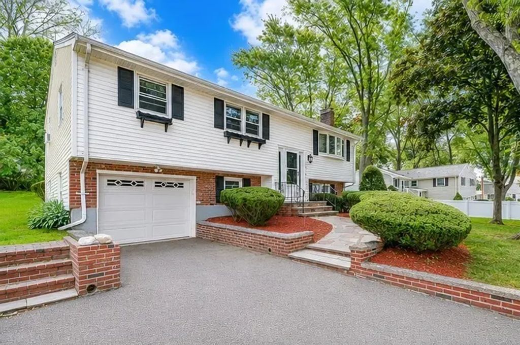 11 Coweeset Dr, Brockton