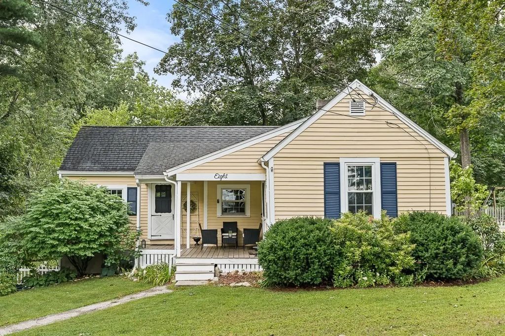 8 Moore Road, Westford