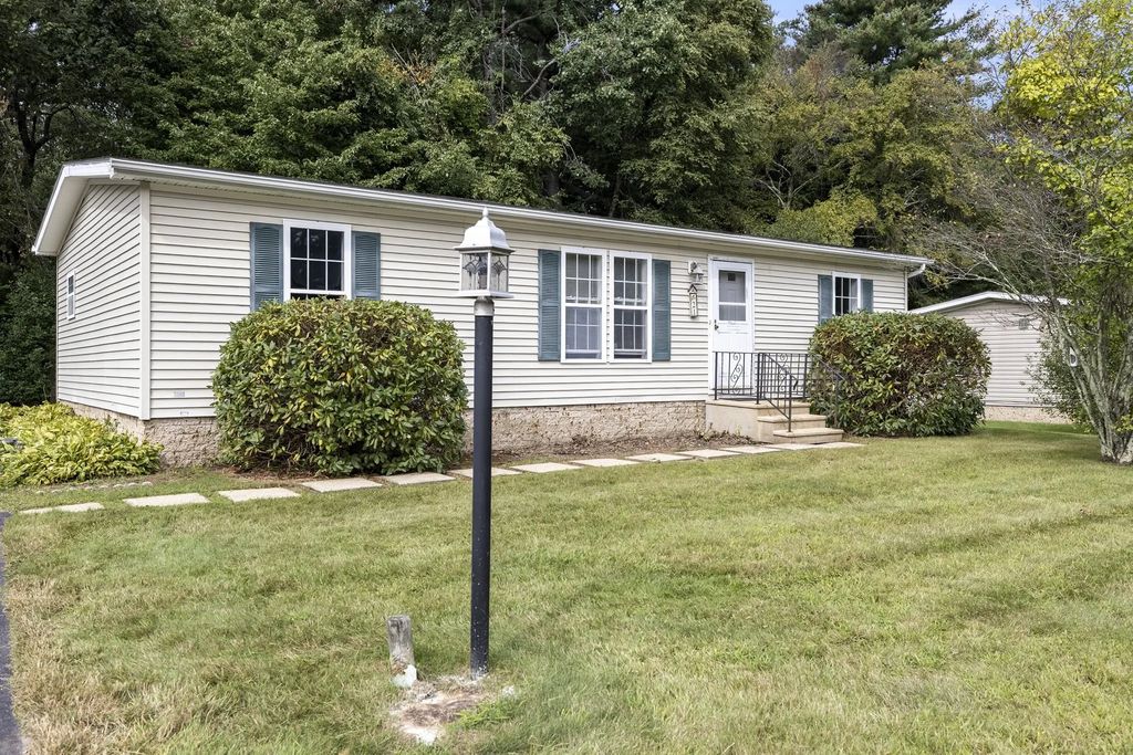 21 Fox Run, Brookfield