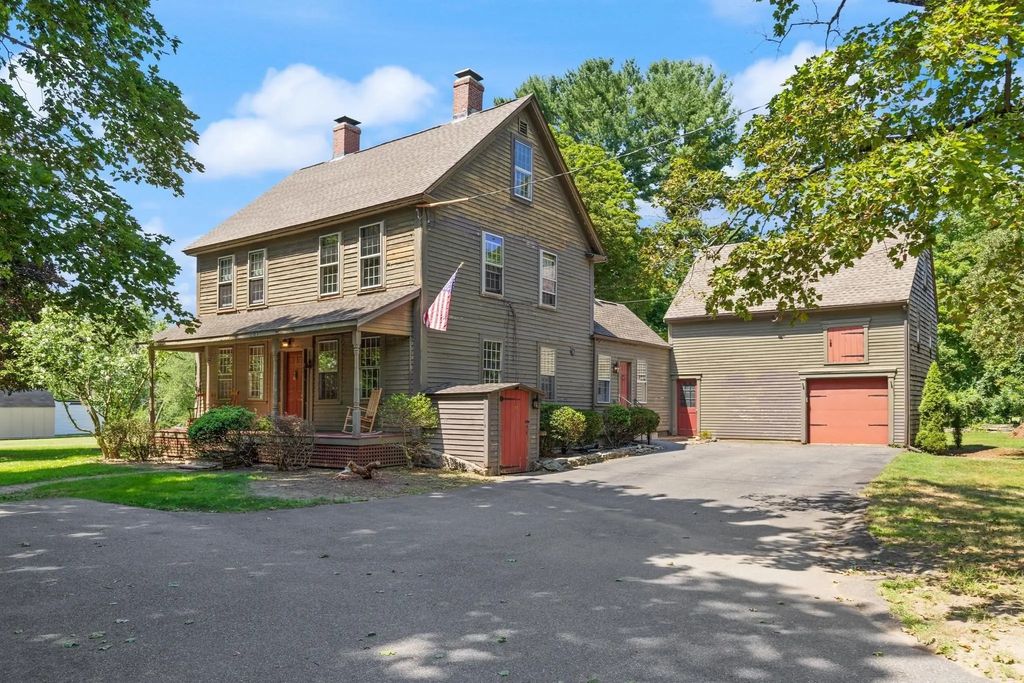 10 Poquanticut Ave, Easton