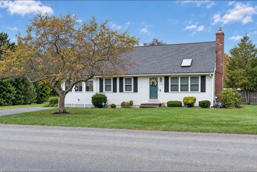 318 Essex St, Whitman