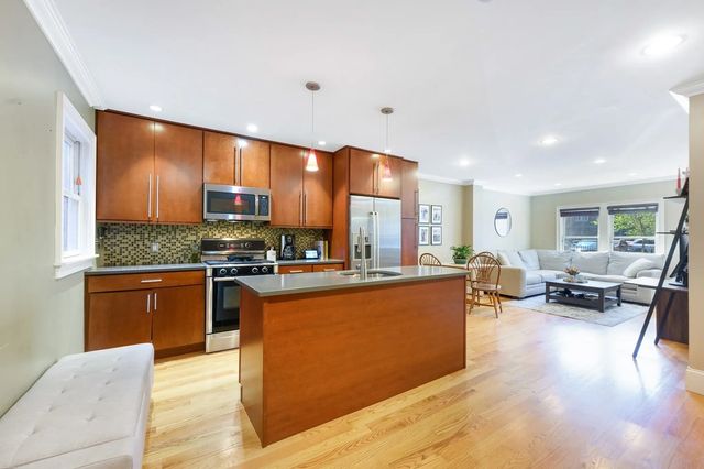 208-210 W 7th St #1, Boston