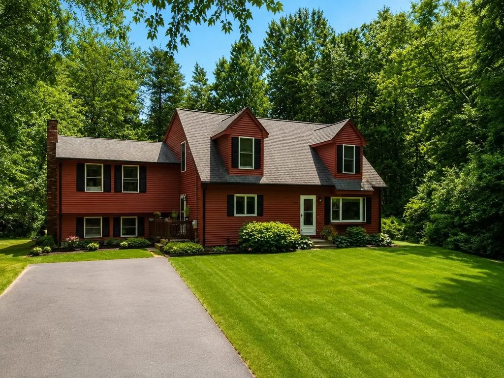 351 Hartford Ave E, Uxbridge