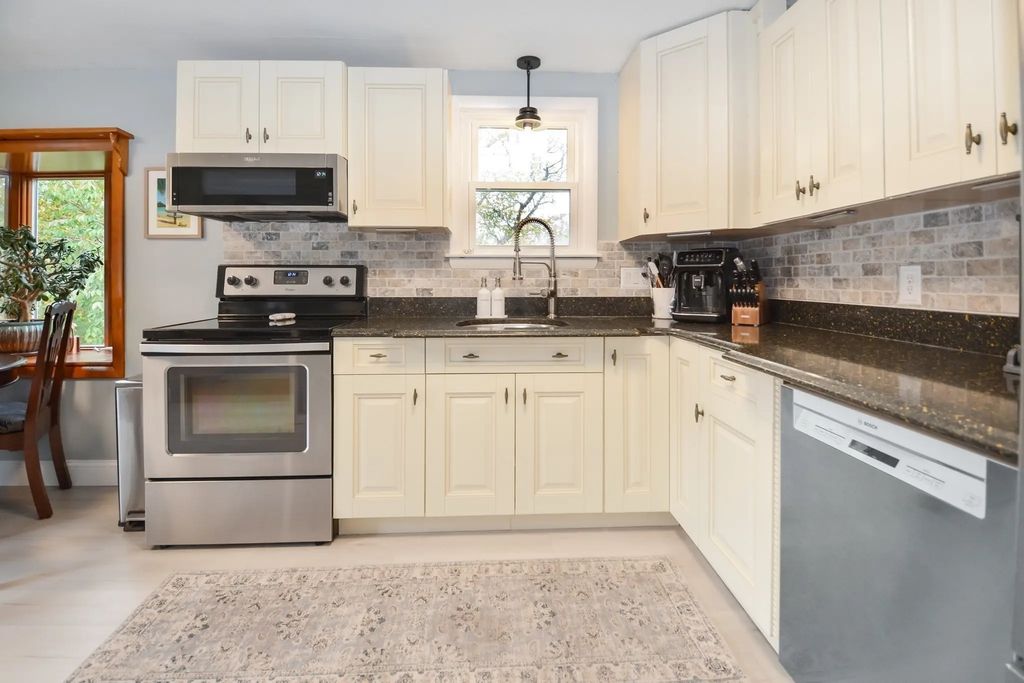 360 High St, Whitman