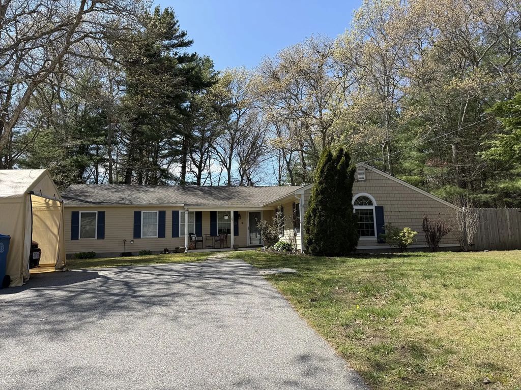 101 Brigantine Dr, Falmouth
